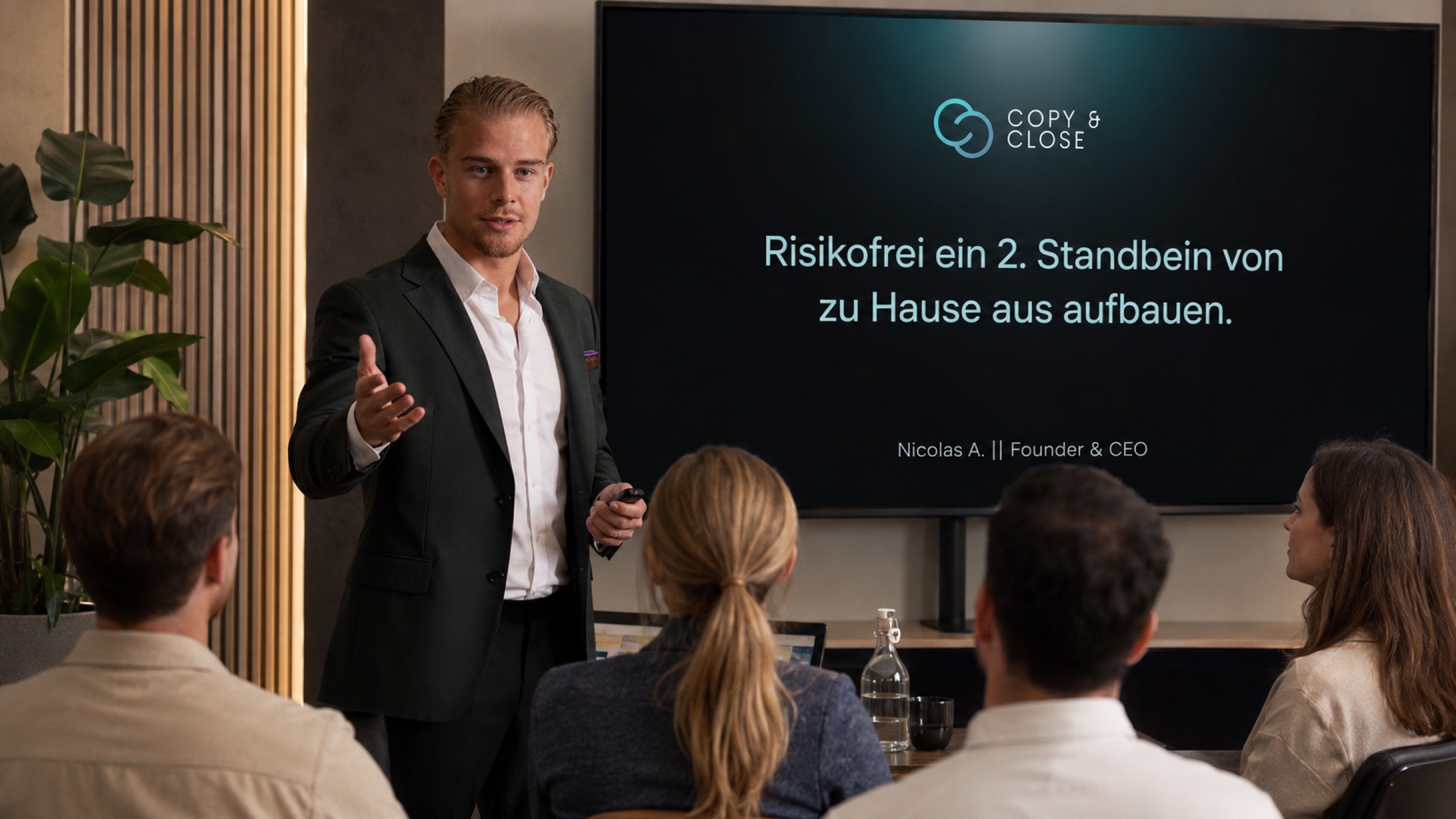 Nicolas Achiniani, Mitgründer von Copy & Close, präsentiert das Programm vor Teilnehmern